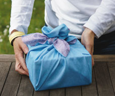 cadeau présenté dans un furoshiki