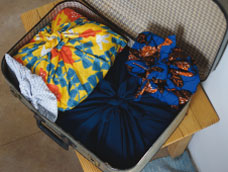 valise avec les diverses petites affaires rangées dans des furoshiki